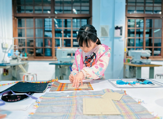 小朋友在手作空間翻玩廢棄材料，重製成嶄新單品。（圖／REHOW 如禾永續文創）