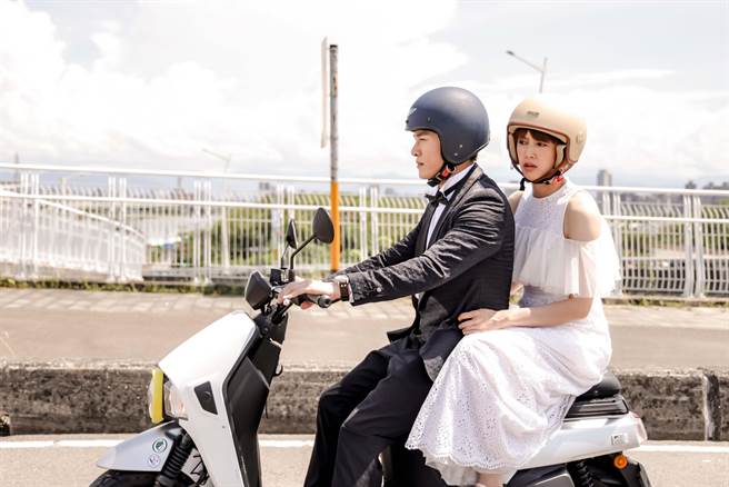 张立昂、刘奕儿穿结婚礼服骑摩托车赶去婚礼现场。（三立提供）