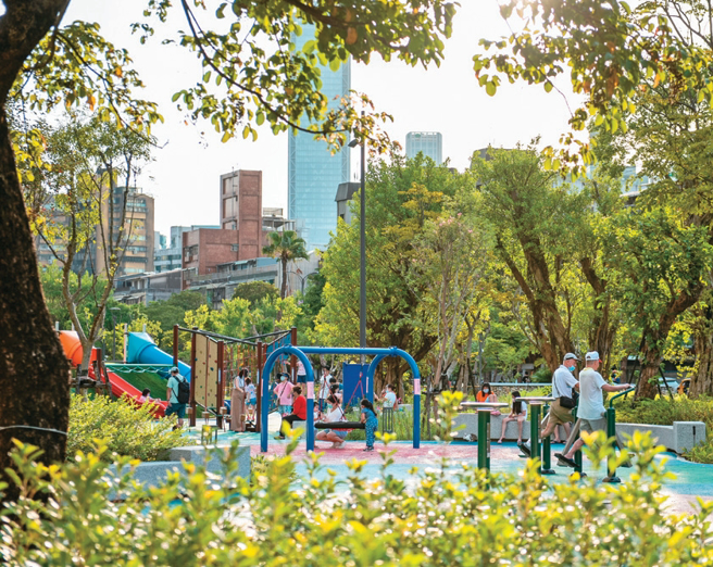 廣慈博愛園區社宅裡的全齡共融式遊戲場，是住戶交流情感的好去處。（圖／台北市都發局）