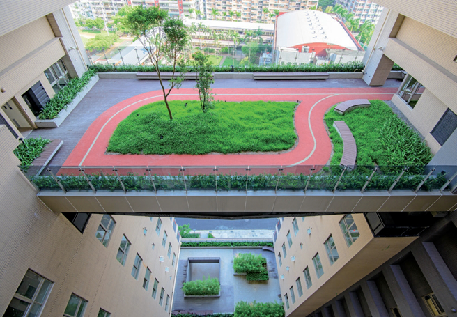 興隆D2區社宅社宅坐落中庭的空中花園為環境植入綠意。（圖／台北市都發局）