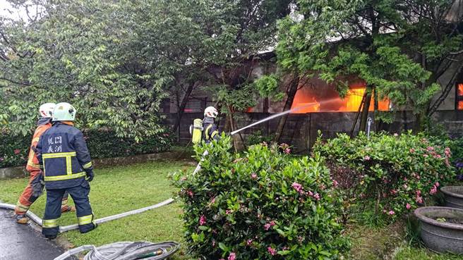 桃园大溪一家原木家具行失火消防局灌救中。（消防局提供／吕筱蝉桃园传真）