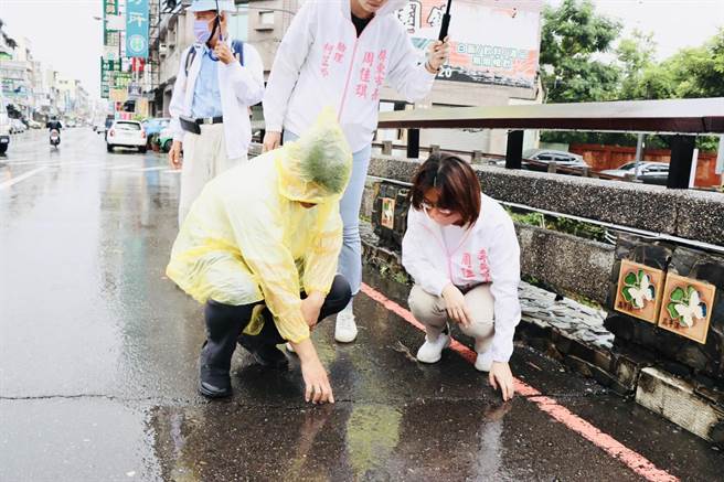 连日雨势不停，有民眾发现屏东市公园东路的公园桥出现3条裂缝，对此，屏东市长周佳琪10日会同土木公会技师林昭福前往会勘。（屏东市公所提供／谢佳潾屏东传真）