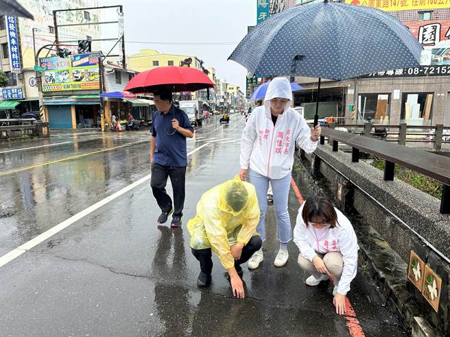 连日雨势不停，有民眾发现屏东市公园东路的公园桥出现3条裂缝，对此，屏东市长周佳琪10日会同土木公会技师林昭福前往会勘。（屏东市公所提供／谢佳潾屏东传真）