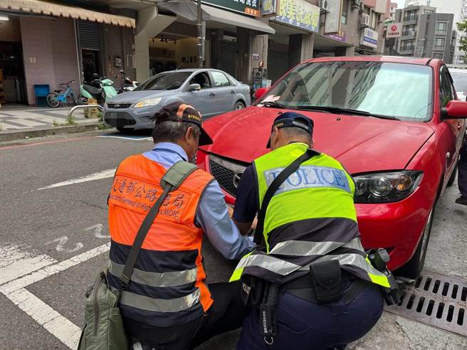 台中區監理所近日查扣3部「吊註銷霸王車」長期占用路邊停車格，其中1台就違規高達180件、約8萬3000元罰鍰且欠稅約9萬元；台中區監理所今起與法務部行政執行署台中分署及台中停管處合作擴大取締。（台中區監理所提供／潘虹恩台中傳真）
