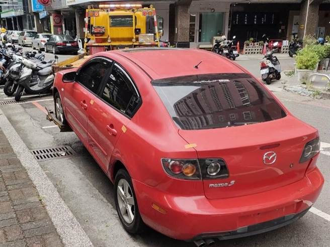 台中區監理所近日查扣3部「吊註銷霸王車」長期占用路邊停車格，其中1台就違規高達180件、約8萬3000元罰鍰且欠稅約9萬元，當場拆牌、拖吊移置保管。（台中區監理所提供／潘虹恩台中傳真）