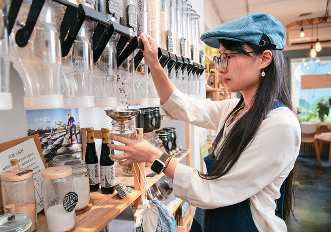 自带容器採买食品，可省下包装产生的废材。（摄影／李智为）