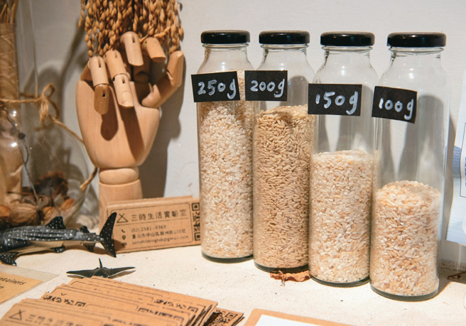食材以无塑包装零售，消费者可依所需购买，有助减少食物浪费。（摄影／李智为）