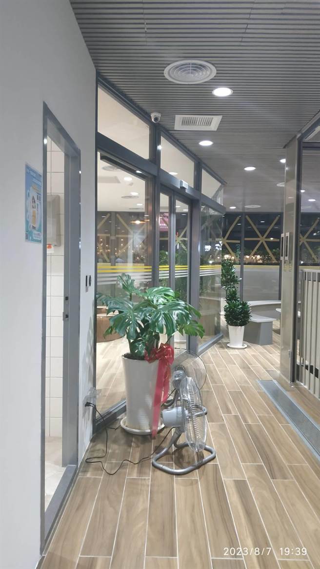 西门町游客中心因气温过高、空调不冷，进门即看到1、2楼走道放置多部电扇。（台北市议员锺佩玲提供／刘彦宜台北传真）