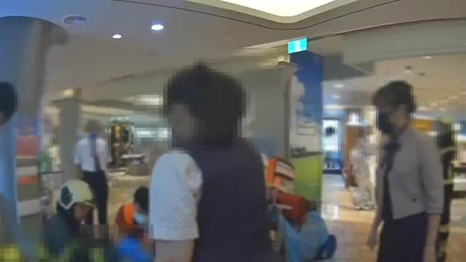 警消到场协助男童脱困。（翻摄照片／林郁平台北传真）