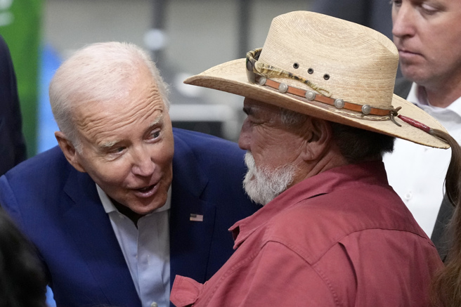 美国总统拜登9日赴新墨西哥州贝伦造势，与支持者交谈。（美联社）