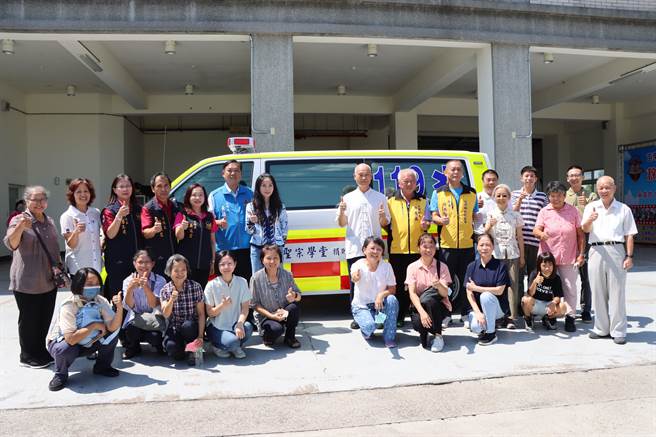 桃園市聖宗學堂10日捐贈苗栗縣消防局1輛價值280萬元的救護車。（苗栗縣政府提供／李京昇苗栗傳真）