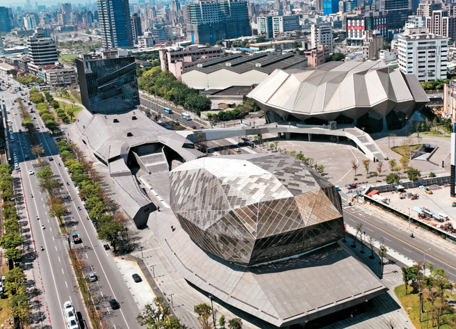 臺北流行音乐中心由产业区（前）、文化馆（后）及表演厅（右）组成，各具特色（图／臺北流行音乐中心）