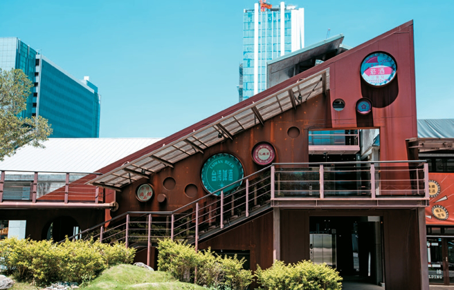 瓶盖工厂台北制造所的钢构主墙面，以装饰巨大的瓶盖突显此处的歷史。（摄影／邹保祥）