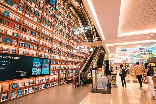 TSUTAYA BOOKSTORE南港店的挑高书墙为空间带进引人入胜的阅读氛围。（摄影／邹保祥）