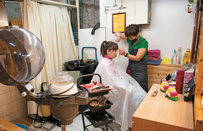 整洁明亮的传统美容院，秉持一次专注服务一位顾客的职人精神。（摄影／李智为）