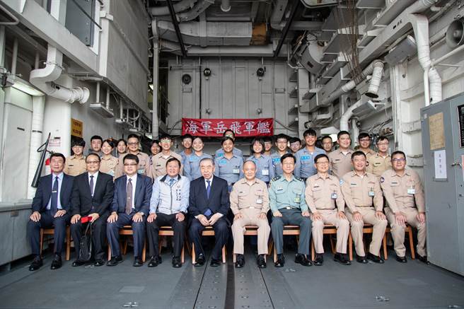 李栋梁与岳飞军舰官兵代表合影。（军闻社提供）
