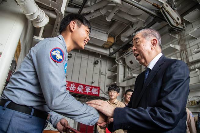 李栋梁关心舰上官兵生活状况。（军闻社提供）