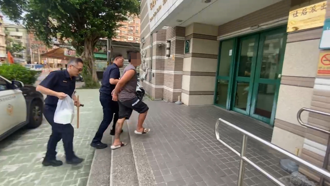 警方於3時50分許拘捕犯嫌四名及涉案車輛查扣帶返偵辦中。（翻攝畫面）