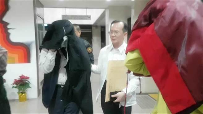 南港轮胎前副总胡文埕(黑衣遮头者)(本报资料照片)