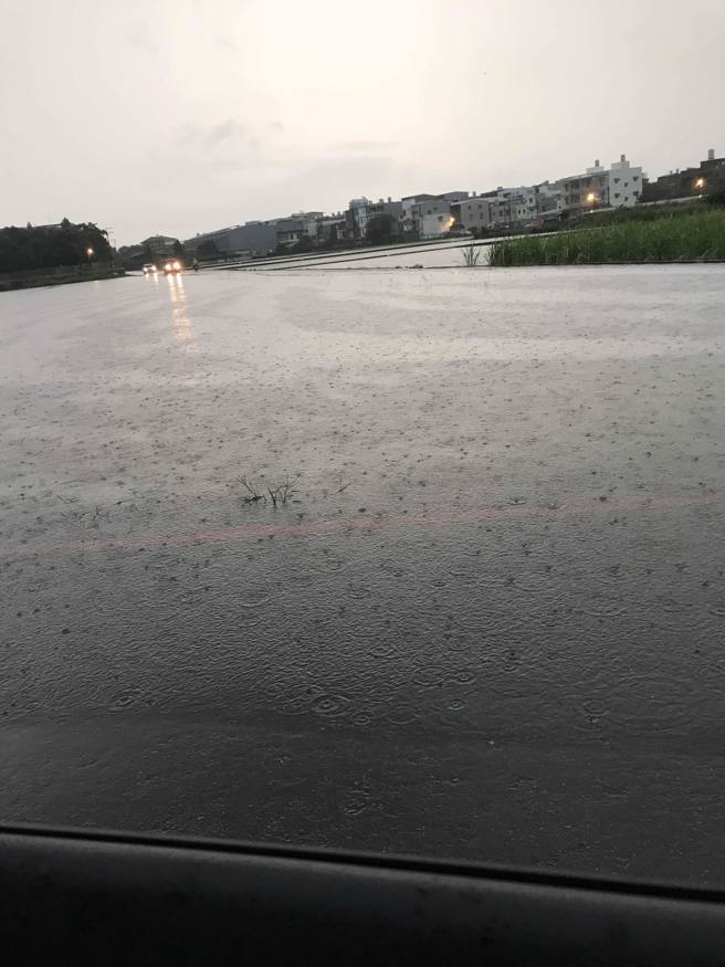 彭姓网友表示，八德区巧克力街的巧克力共和国一带也有积水，提醒用路人要小心。（图／彭姓网友授权使用）