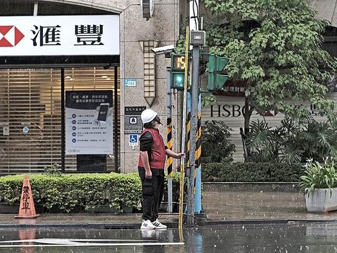 新北市水利局建置淹水感測器，取代過去以人力巡查，讓防汛人員能即時透過智慧型手機接收積淹水情形。（水利局提供）