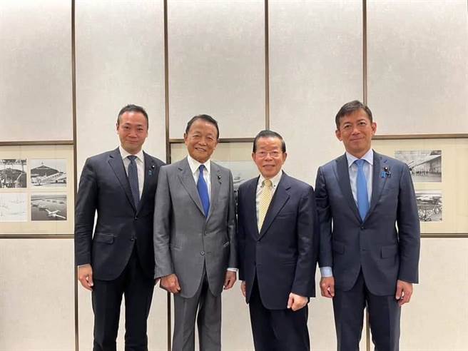 麻生太郎(左二)率团访台，谢长廷(右二)曾前往送机(取自谢长廷脸书)