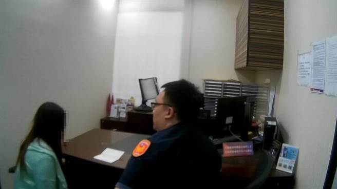 桃园警察分局武陵派出所接获辖区金融机构通报，表示民眾有异常提领的状况，请员警到场协助处理，才发现赖姓女子误入爱情陷阱，竟成诈团车手。（翻摄照片）