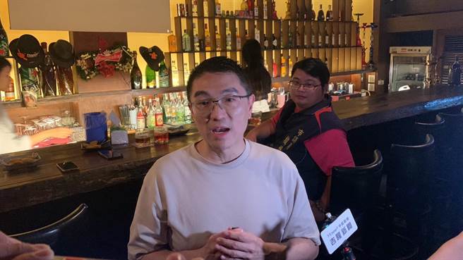 基隆市長謝國樑前往遭男子持槍恐嚇的店家慰問，並表示絕對不會姑息這種社會敗類，警方一定會強力執法。但謝也表示，對於陳男可以快速交保再度恐嚇，司法的羈押交保制度也必須改革。（徐佑昇攝）