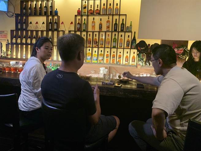 基隆市長謝國樑（右）與市議員曾怡芳（左）一同至事發酒吧關心老闆（中）。（徐佑昇攝）