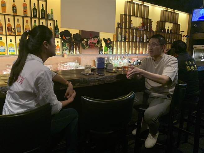 市議員曾怡芳（左）向基隆市長謝國樑（右）表示陳男剛交保又再度恐嚇的犯行，謝也感到相當生氣，表示警方一定會依法再偵辦新的恐嚇犯行。（徐佑昇攝）