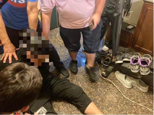 日前恐嚇酒吧業者的陳嫌遭警方逮捕歸案之情形，沒想到陳男交保又疑似再度恐嚇，相當囂張。（本報資料照）