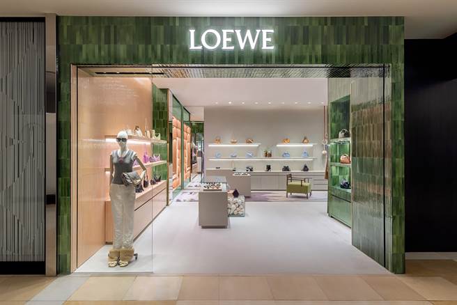 Loewe台中新光三越女装店重新开幕，颇有现代艺术之家的风格。（Loewe提供／黄唯淯台北提供）
