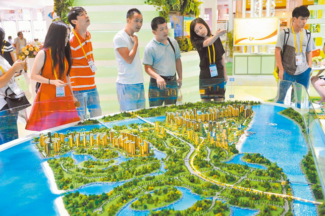 2016年9月，大陆民眾在投洽会的碧桂园展位上瞭解住宅情况。（中新社资料照片）