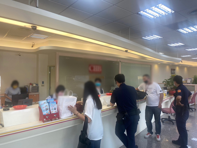 新北市1名36岁彭姓男子，昨9日下午13时许前往新庄的某间银行，持银行存折欲提领现金324万3千元，却对帐户内款项来源交代不清，经警方调查，38岁蔡姓被害人遭假投资诈骗62万元，遂当场以诈欺案现行犯予以逮捕。（翻摄画面）