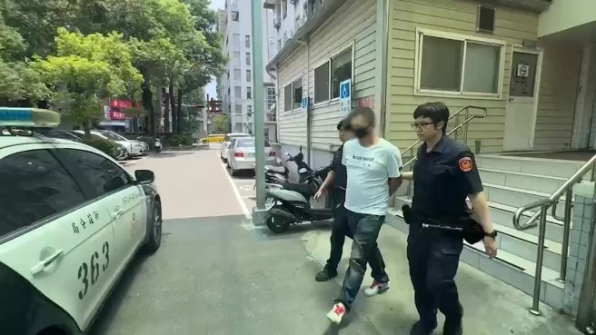 新北市1名36岁彭姓男子，昨9日下午13时许前往新庄的某间银行，持银行存折欲提领现金324万3千元，却对帐户内款项来源交代不清，经警方调查，38岁蔡姓被害人遭假投资诈骗62万元，遂当场以诈欺案现行犯予以逮捕。（翻摄画面）