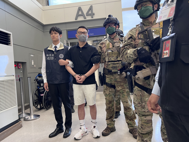 名模钱帅君男友郭哲敏日前于泰国落网，10日下午被押解返新北地检署归案。（警方提供）