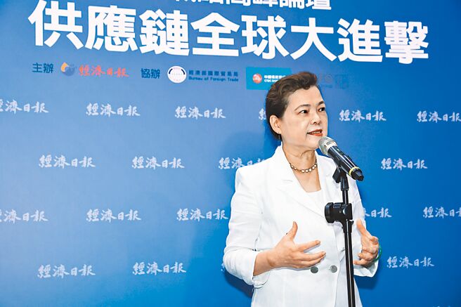 「2023产业战略高峰论坛 供应链全球大进击」9日在台北国际会议中心举行，经济部长王美花昨日指出，2022年全球半导体产值为7000亿美元，但收益占比，美国为3600亿美元、占42％，台湾为1600亿美元、只占16％。（罗永铭摄）