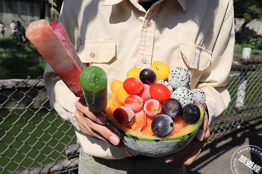 為了慶祝六福村44歲生日，六福村動物管理團隊特製繽紛水果盅及果汁冰棒給動物們享用！（圖／六福村主題遊樂園）