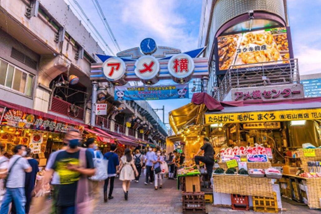 阿美橫町集結食品、服飾、生活雜貨等，是東京逛街天堂。（圖／阪急交通社）
