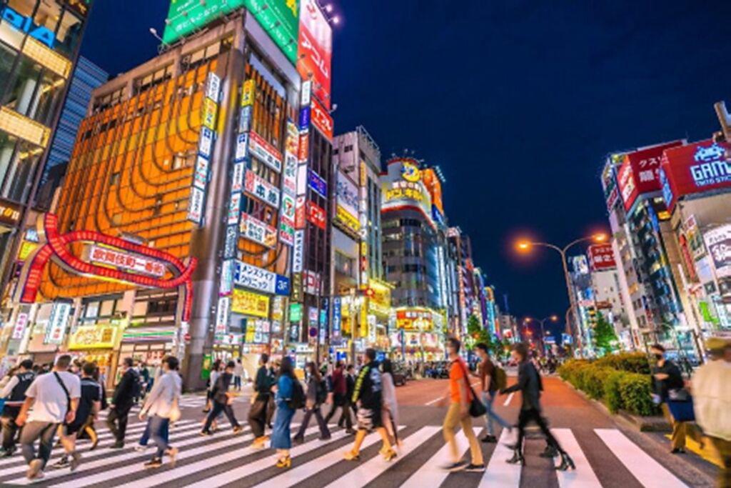 新宿兼具逛街購物，還能前往新宿歌舞伎町體驗東京夜生活。（圖／阪急交通社）
