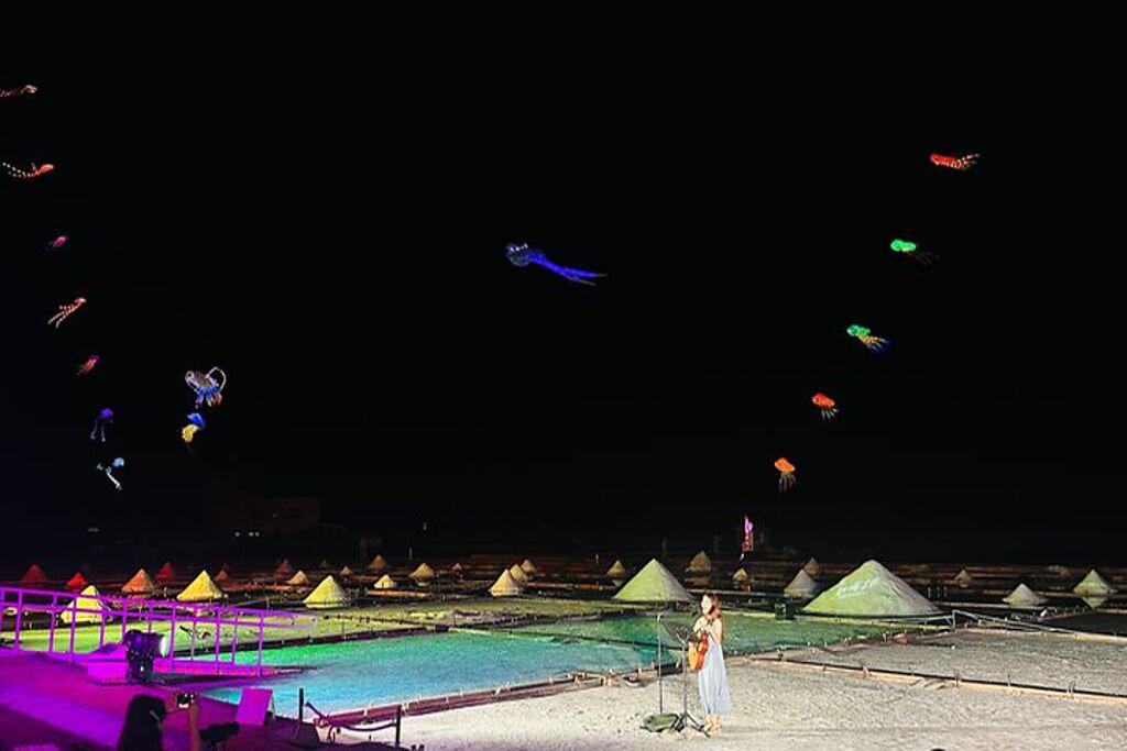 「鹽田．夕陽．享樂」在8／11-12舉辦音樂饗宴活動，8／12還有夜光風箏展演。（圖／雲嘉南管理處）