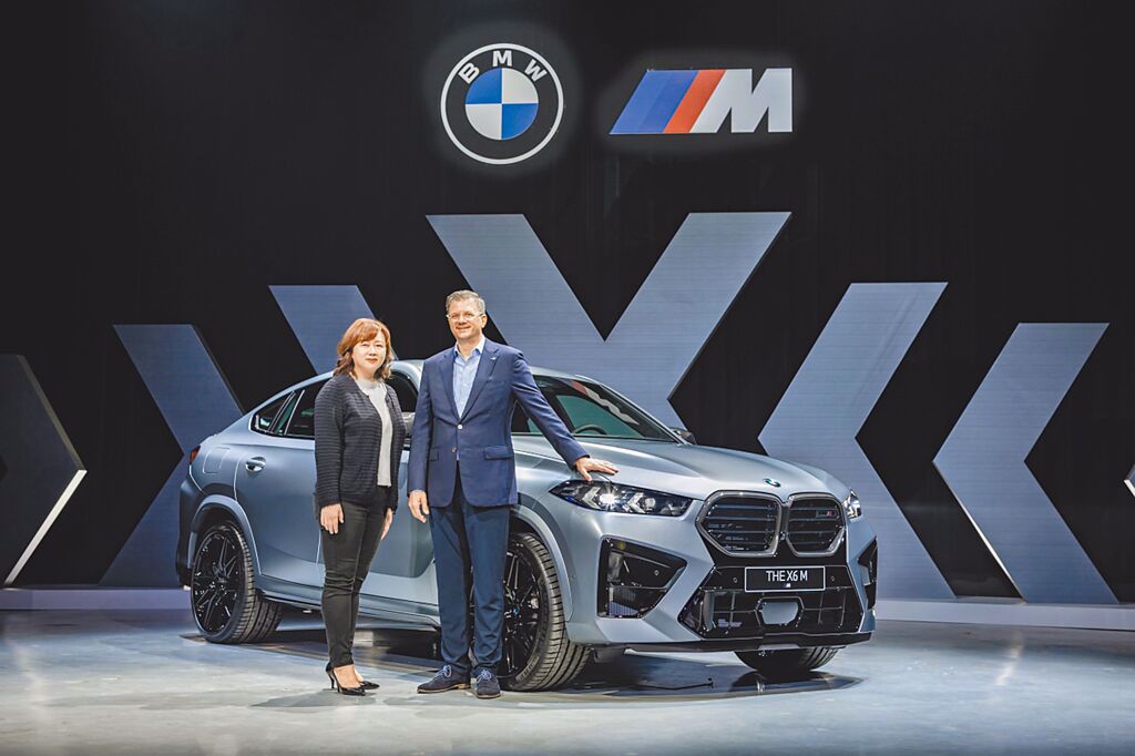 BMW總代理汎德公司總經理李昀潔（左）與BMW Group台港澳執行董事Frederic Bottlang（右）性能SUV王者 - BMW X6 M Competition，售價760萬元。（汎德提供）