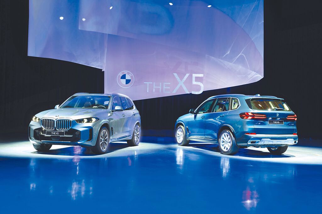 BMW X5採用全新多邊形下氣壩設計，全新LED頭燈內部則採用箭矢形日行燈，車尾以上下鏡射的L型燈條結合左右兩側尾燈，勾勒出專屬「X」字樣。（汎德提供）