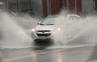 暴雨「狂閃雙黃燈」錯了！內行人嘆一堆國道三寶 警察局曝正確用法