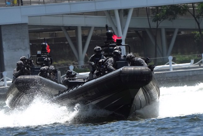 海巡署素有第二海军之称，但身分介于警察跟军人之间，栗正杰认为，不用像陆战队死守外岛。（示意图／海巡署提供）