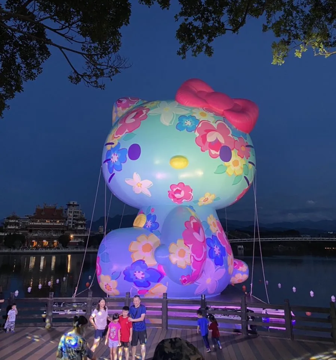 有5層樓高的超巨大Hello Kitty水上版在龍潭大池亮相。（圖／桃園市文化局提供）