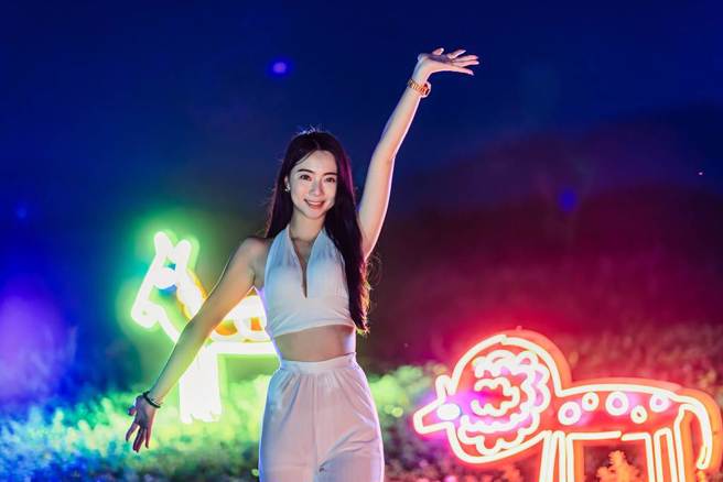 北海岸明暗交錯的公共藝術作品，是十分適合夜間欣賞的打卡景點。（圖／黃敬文翻攝）