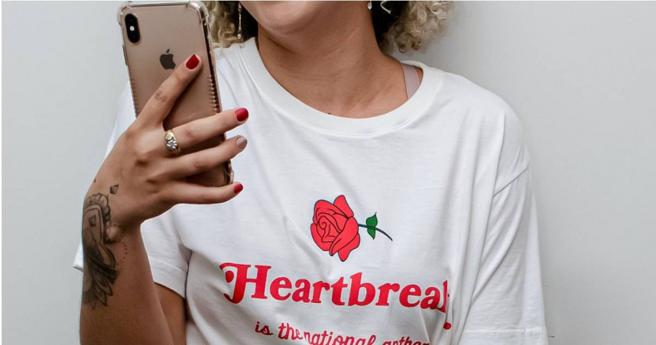 大陆一名女子无意间从父亲的手机发现，自己近年发给对方的大量独照，顿时明白去世的父亲一直在默默关注自己。（示意图／Pexels）