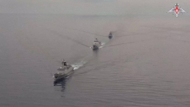 美国国会议员指责中俄联合巡航是「史无前例的挑衅」，陆媒则认为这是「反制美国在台海与南海自由航行」与「展示远洋海军的实力」。（图／卫星通讯社）