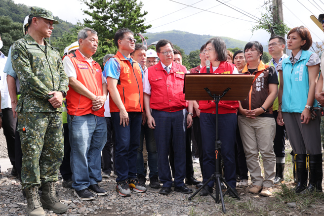 圖為總統蔡英文至南投縣南豐村加油站慰問救災人員。（資料照,楊靜茹攝）
